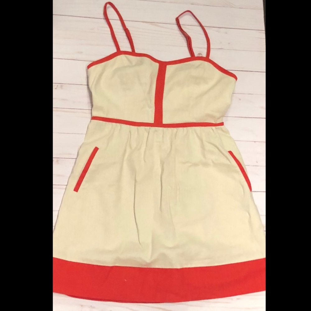 Adorable little linen dress with pockets!